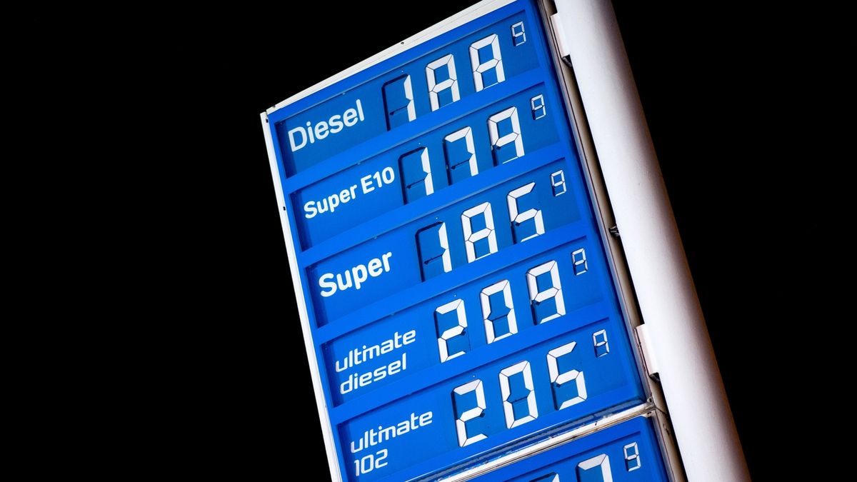 V Německu se s tím nepářou, snížili cenu benzínu až o 8 korun. V Česku o 1,50